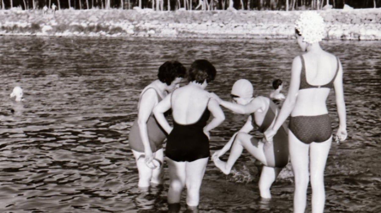 Playa de Safont hacia 1965. Toledanas bañándose en el Tajo