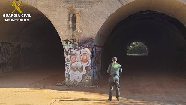 La Guardia Civil disuelve una macrofiesta «rave» ilegal con drogas y camiones para altavoces en un túnel en Benissa