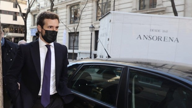 Casado se atrinchera con su equipo y el grupo parlamentario rotos