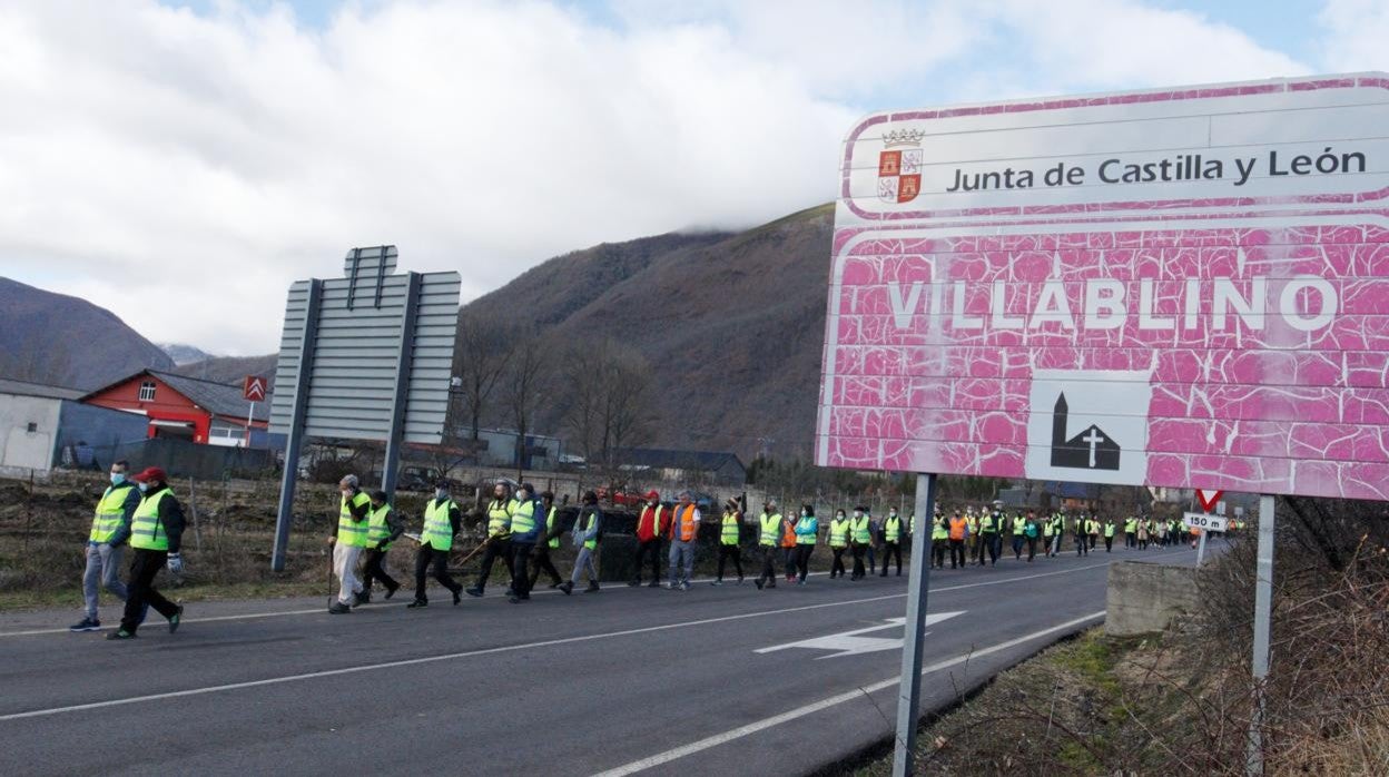 Primera etapa de la marcha en defensa de la sanidad pública Laciana-Bierzo