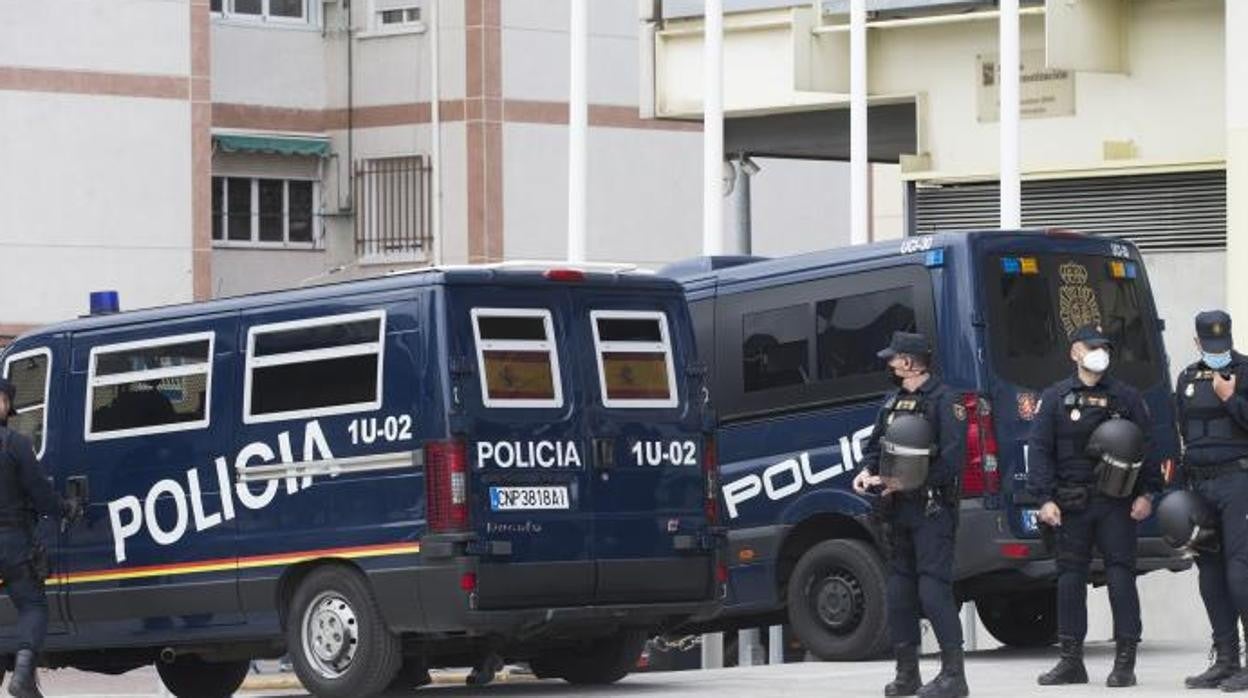 Imagen de archivo de dos furgones de la Policía Nacional