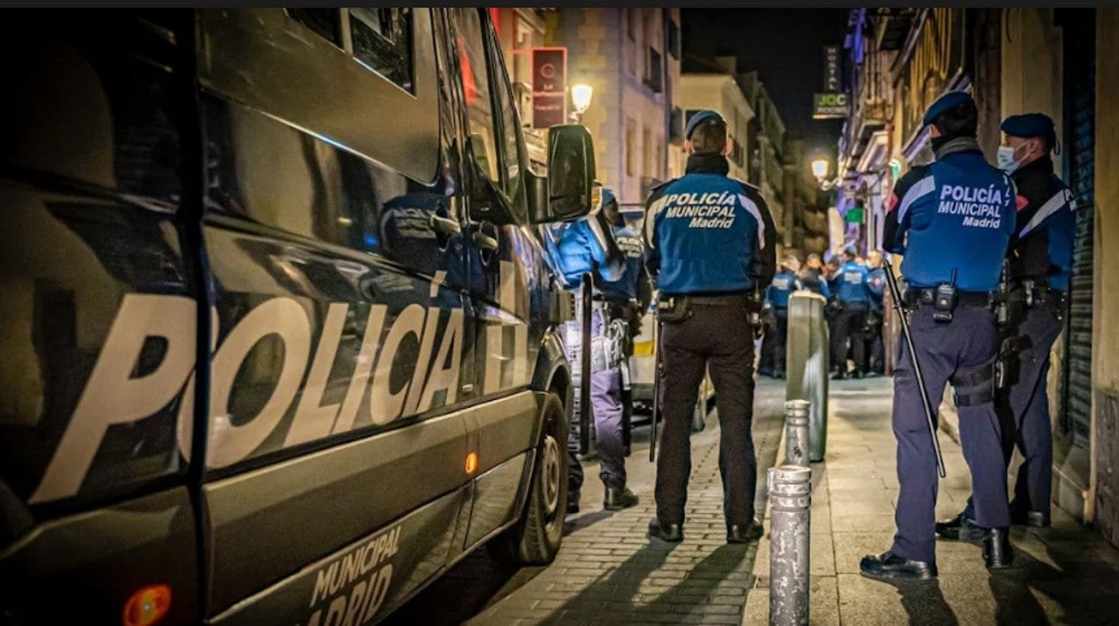 La Policía Municipal, durante unas inspecciones a locales del centro de Madrid