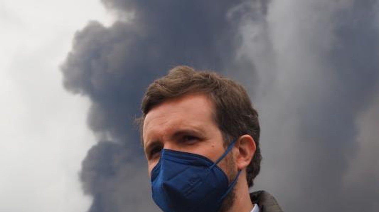 El presidente nacional del PP, Pablo casado, durante la erupción en La Palma