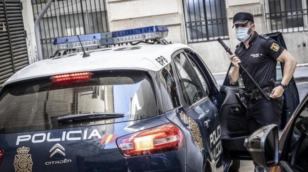 Un agente de la Policía Nacional de Alicante en una imagen de archivo