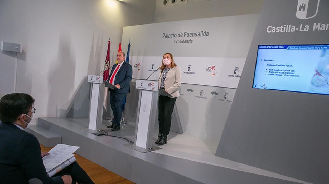 El vicepresidente de Castilla-La Mancha, José Luis Martínez Guijarro, y la consejera de Educación, Cultura y Deportes, Rosa Ana Rodríguez, presentan la 'Estrategia Aula 2.3'