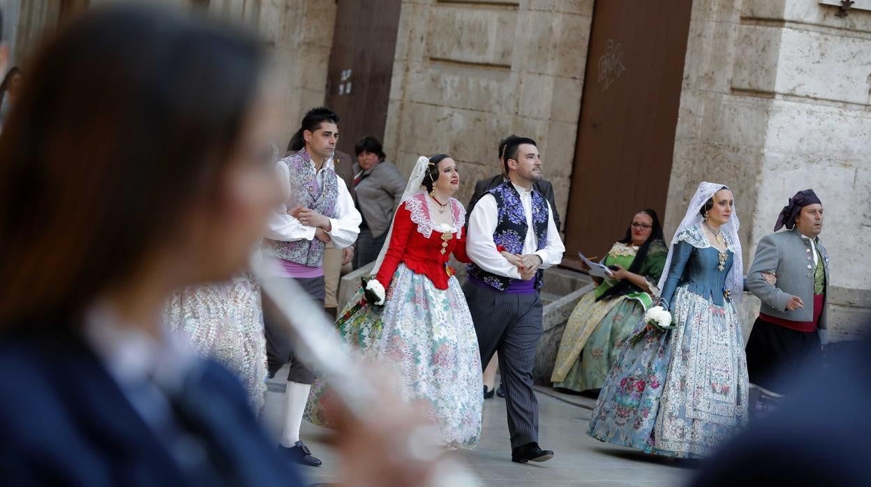 Imagen de archivo de una comisión desfilando hasta la Virgen de los Desamparados en Valencia