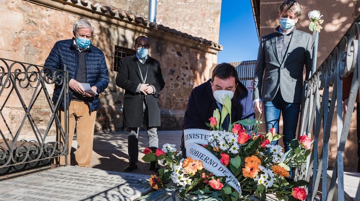 El secretario general de Cultura, Víctor Francos, junto al alcalde de Soria, Carlos Martínez y el concejal, Jesús Barez realiza una ofrenda floral en la tumba de Leonor