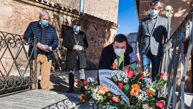 Flores y versos para Antonio Machado en el 83 aniversario de su fallecimiento