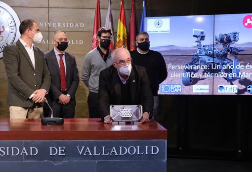 El vicerrector de Investigación, el rector de la UVa y los investigadores hacen balance de los resultados del Perseverance. Fernando Rull sostiene el prototipo del sistema de calibración que dirigen