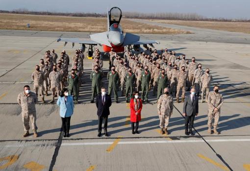 Robles, junto al ministro búlgaro, Stefan Yanev, en su visita al destacamento español en la base de Graff Ignatievo.