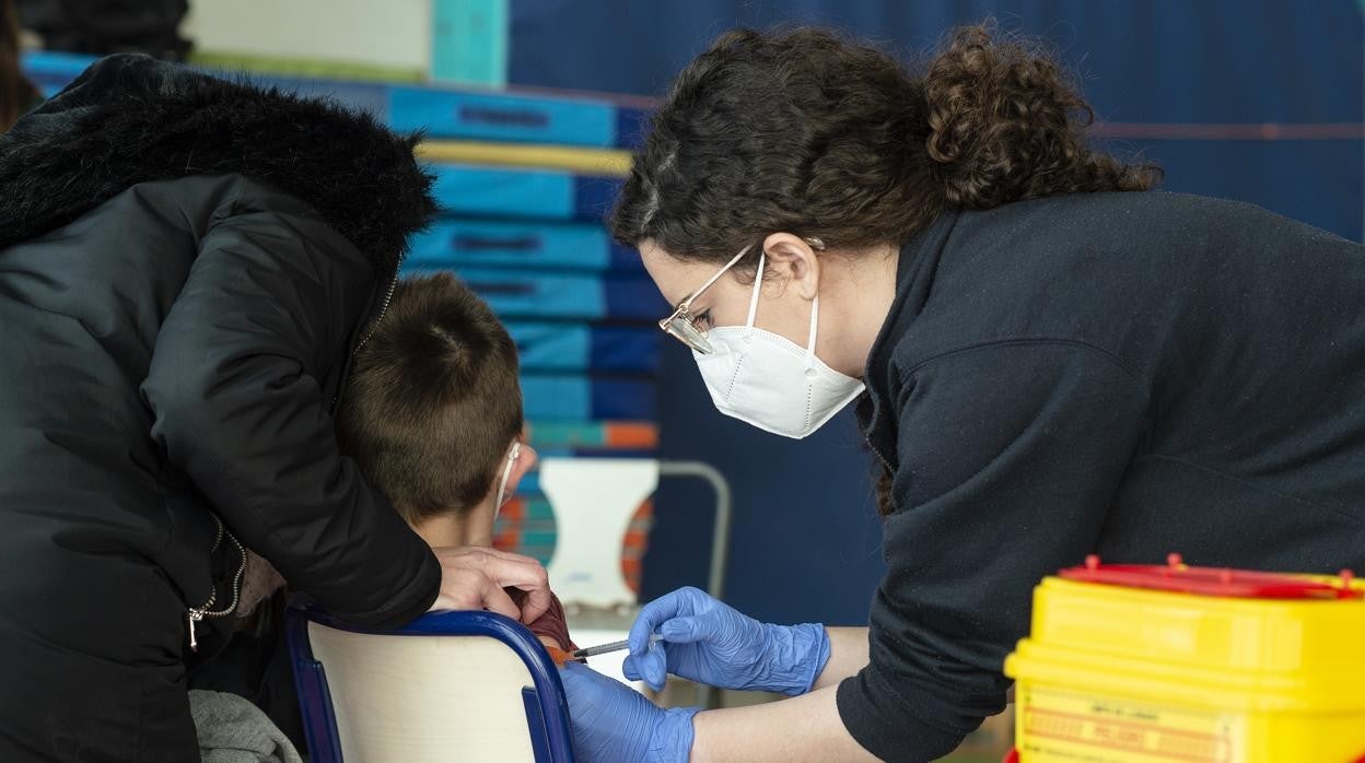 Imagen de archivo de un niño recibiendo una dosis de la vacuna contra el coronavirus