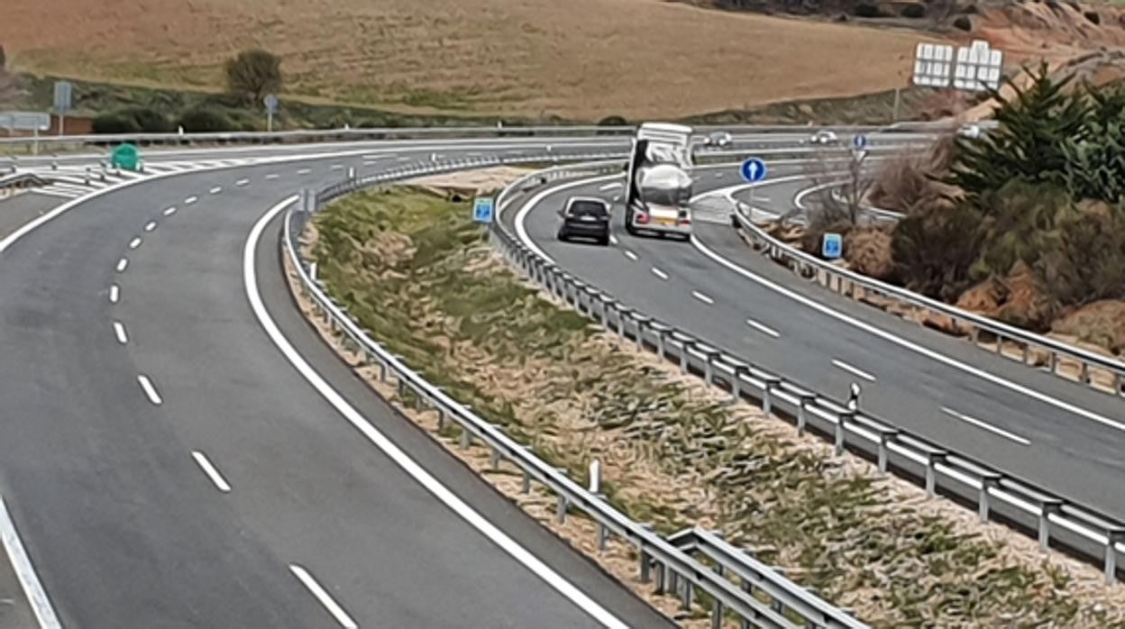 La colisión entre dos camiones en Tébar obliga a cortar la A-3 en sentido Madrid