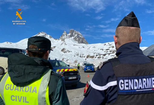 Control de tráfico desarrollado conjuntamente por guardias civiles y gendarmes en el lado francés del paso fronterizo del Portalet