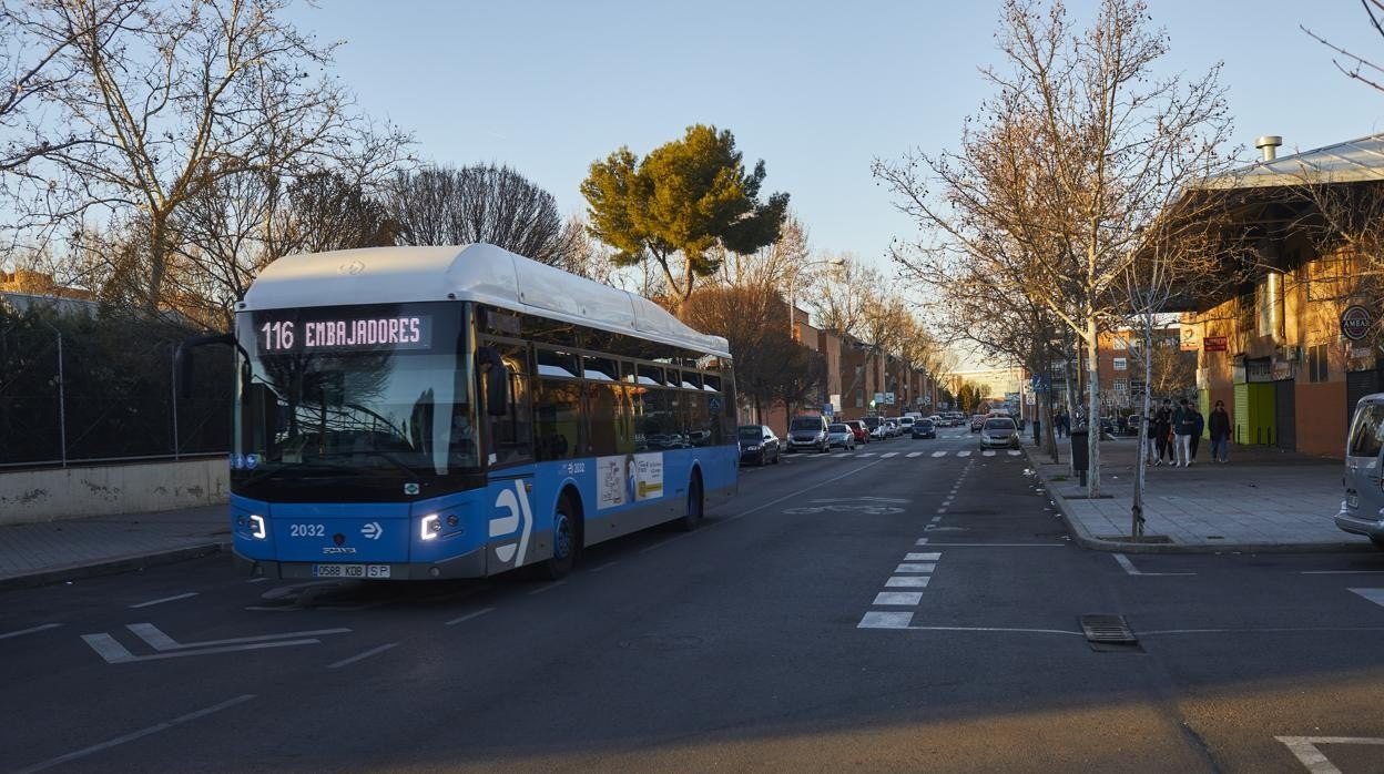 Un autobús de la línea 116 de la EMT circula por la avenida de Orcasur, ayer