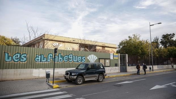 Expulsan a diez alumnos de un instituto de Valencia por una agresión homófoba a un profesor