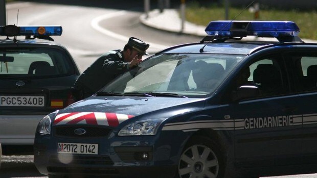 Gendarmes franceses y Guardia Civil refuerzan los controles de tráfico en el Pirineo