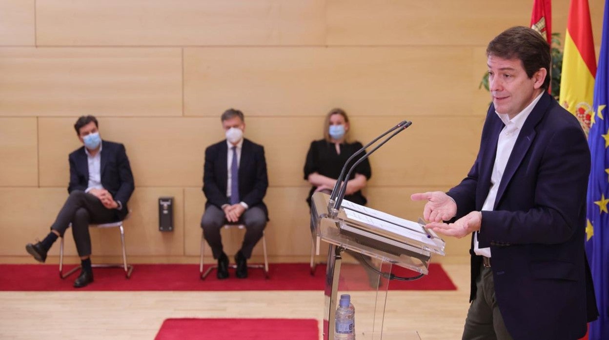 El presidente del PP de Castilla y León, Alfonso Fernández Mañueco, tras su reunión con Vox en las Cortes de Castilla y León