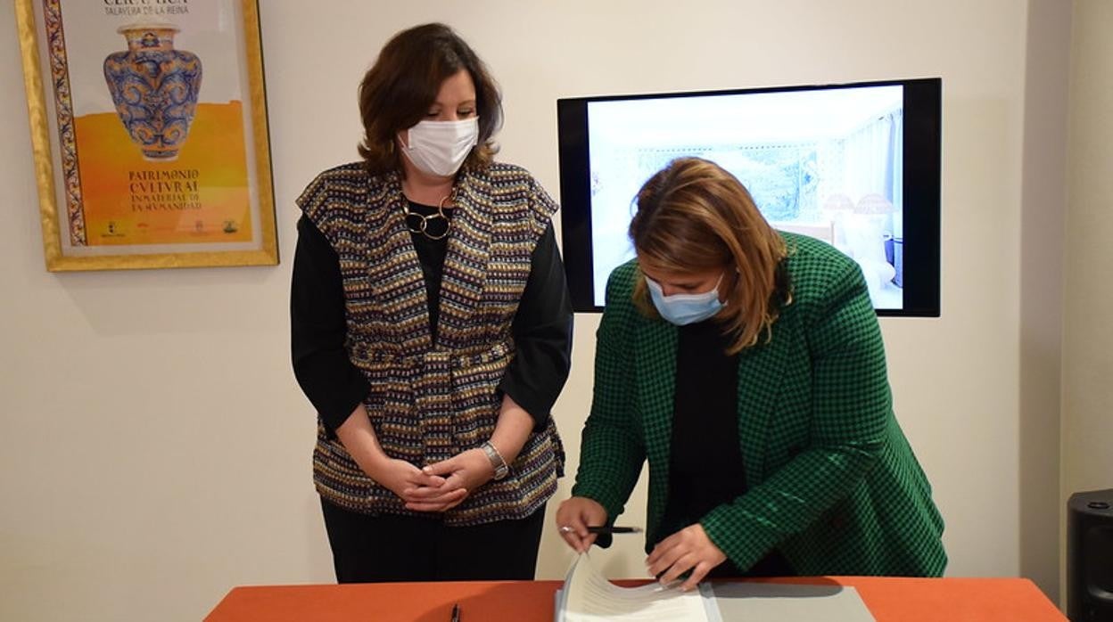 Patricia Franco y Tita García Élez durante la firma del protocolo