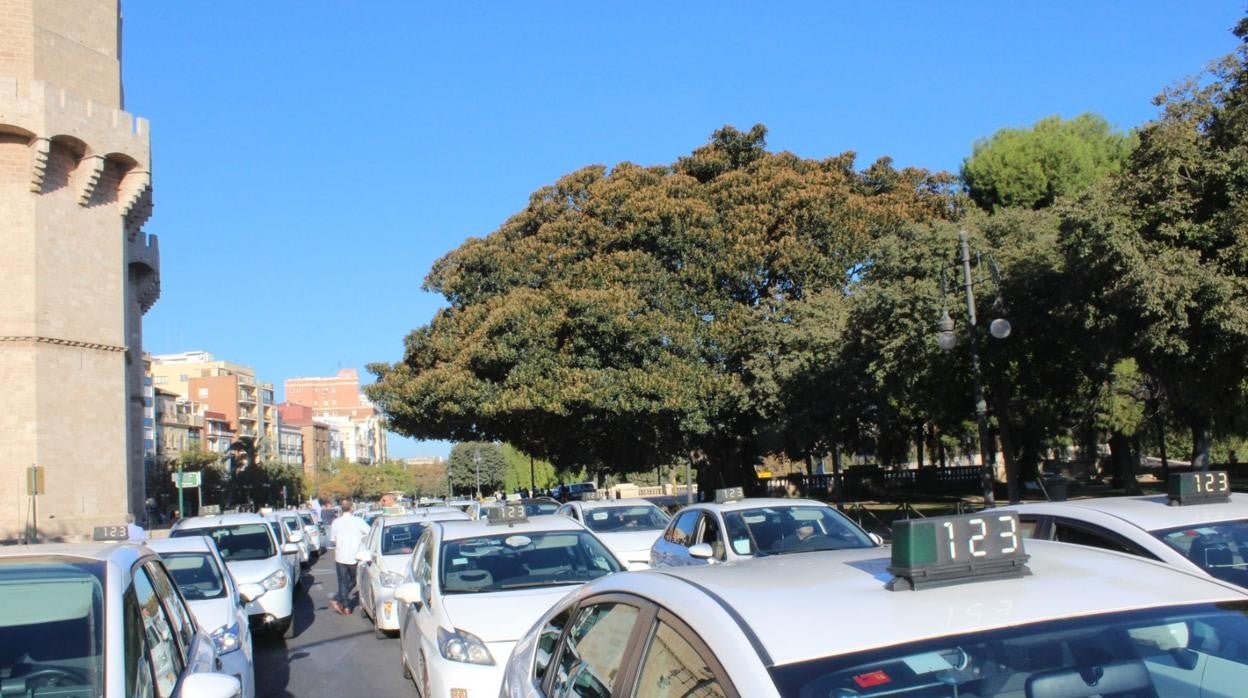 Una de las reivindicaciones de los taxistas por las calles de Valencia