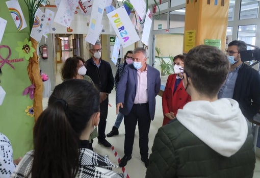 Ángel Víctor Torres en una visita a un centro educativo de La Palma