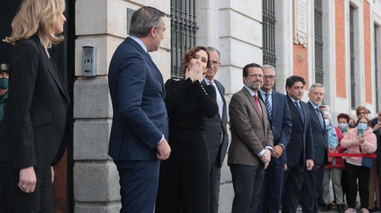 Isabel Díaz Ayuso, junto a su Ejecutivo en el homenaje a los pescadores fallecidos en Terranova