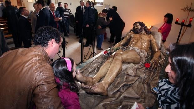 La Junta recuerda que están prohibidos los besapiés en Semana Santa