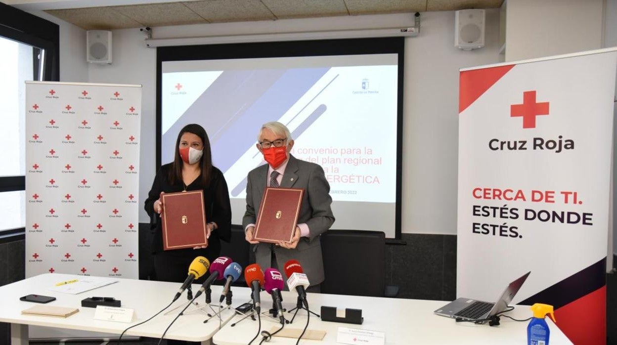 Bárbara García Torijano y Jesús Esteban durante la firma del convenio