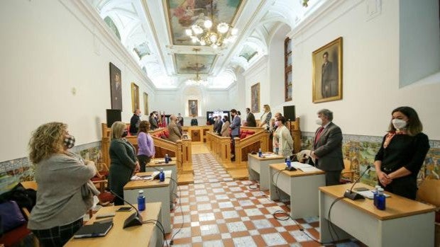 El Pleno rinde homenaje a dos grandes médicos que fueron concejales