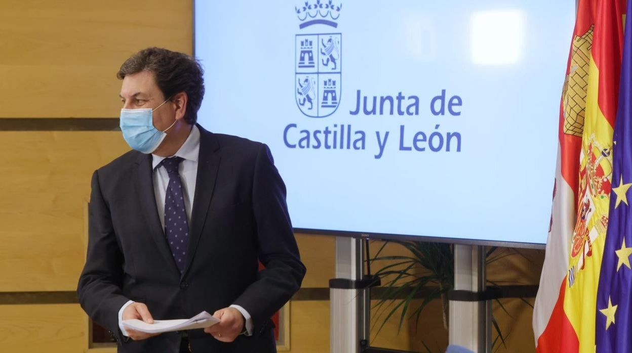 El portavoz y consejero en funciones de Economía y Hacienda de Castilla y León, Carlos Fernández Carriedo, durante la rueda de prensa posterior al Consejo de Gobierno