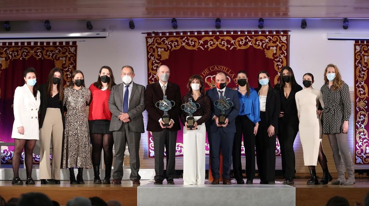 Foto de familia del acto de entrega de los premios universitarios al Deporte