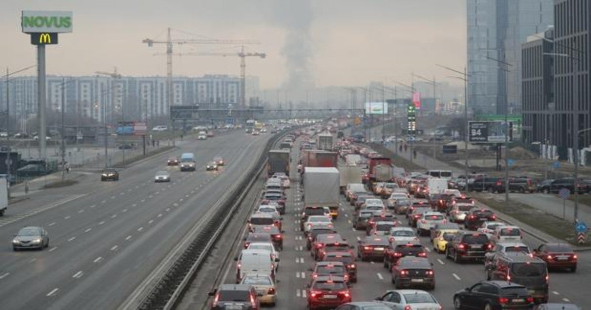 Largas colas en Kiev ante la entrada de tropas rusas en Ucrania