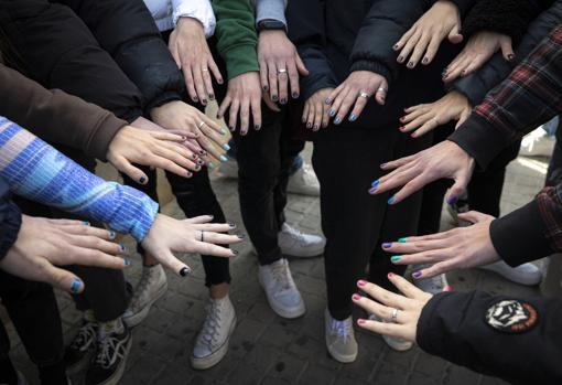 Parte del alumnado del IES Les Alfàbegues de Bétera muestran las uñas pintadas en solidaridad con el profesor agredido