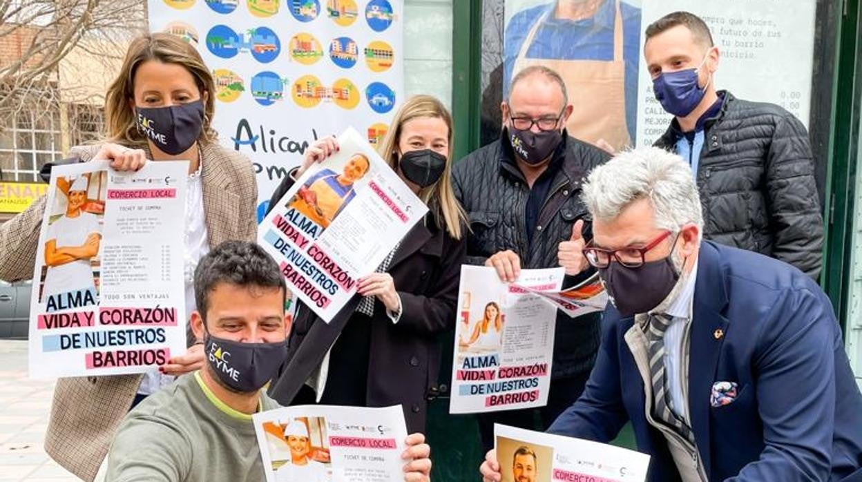 La concejala de Comercio, junto a miembros de Facpyme