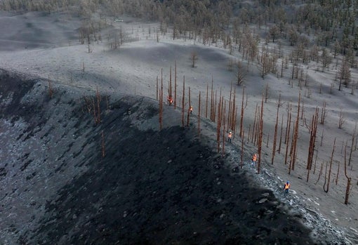 Científicos en el borde de los cráteres del volcán de La Palma