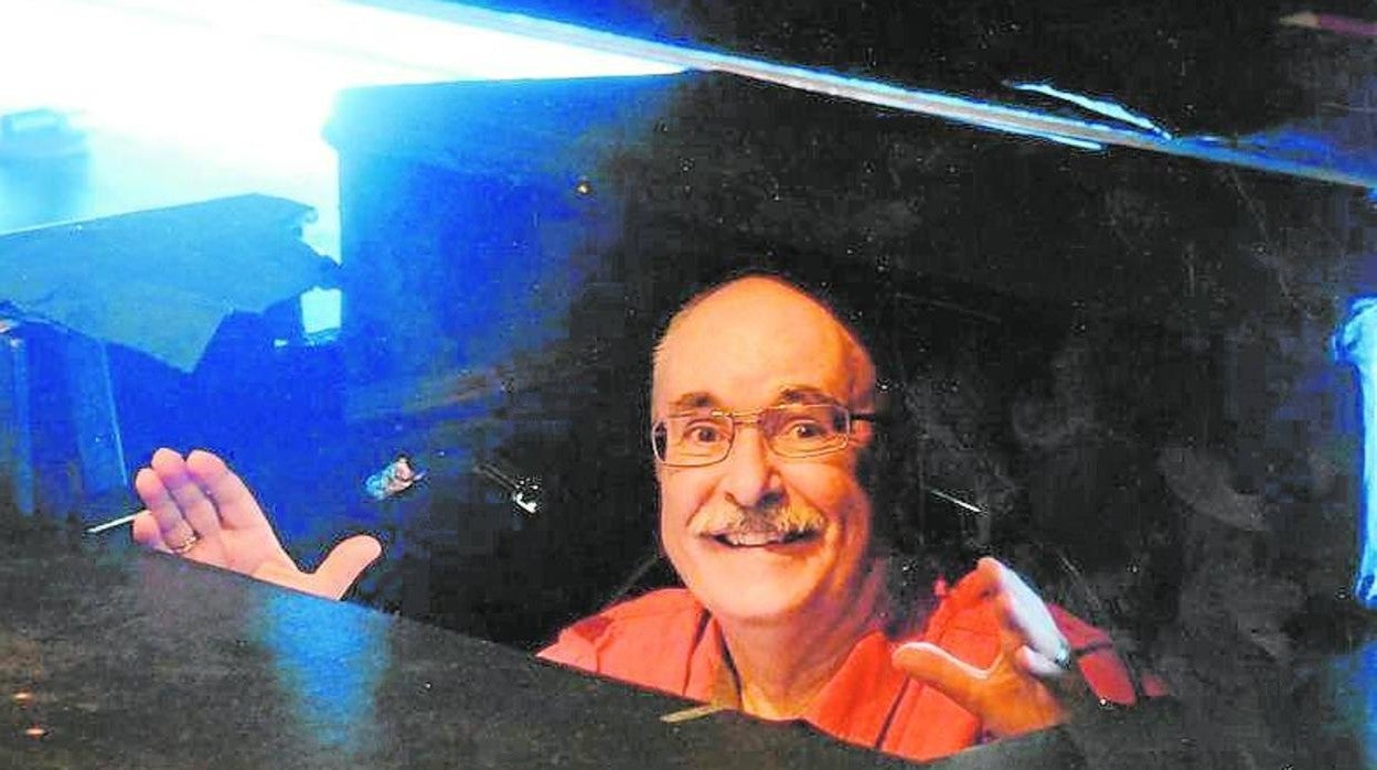 Jaume Tribó desde su puesto de apuntador en la concha del escenario del Gran Teatro del Liceo