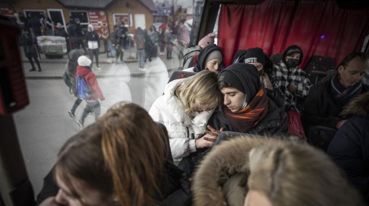 Ucranianos cruzan en guagua la frontera con Polonia, en Medyka