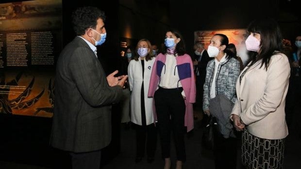 La ministra de Justicia conoce en Alicante la exposición «Etruscos, el amanecer de Roma»