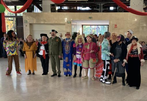 Celebración del baile de disfraces para mayores en Elche