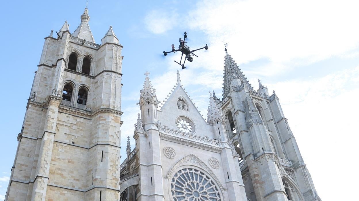 El dron, que sobrevoló el pasado mes de enero la seo leonesa, alcanzó una altura de cien metros