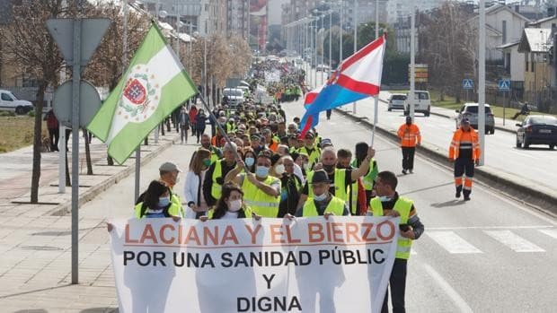 Un millar de personas recibe a la ‘marcha blanca’ por la sanidad con aplausos en Ponferrada
