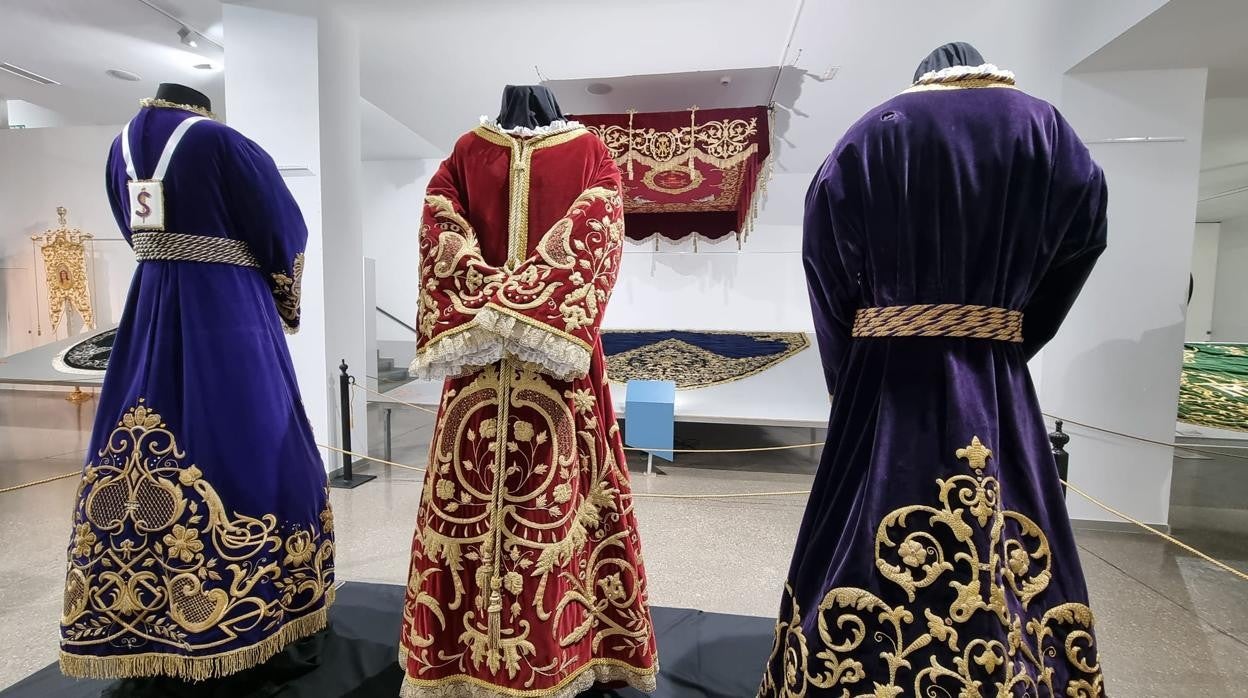 Algunos de los bordados de Semana Santa que se exponen estos días en el Museo de Hellín (Albacete)