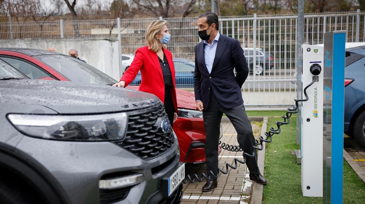 La consejera Paloma Martín, en su visita a la sede central de Deysa Motor