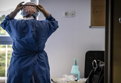 Un sanitario en un hospital valenciano