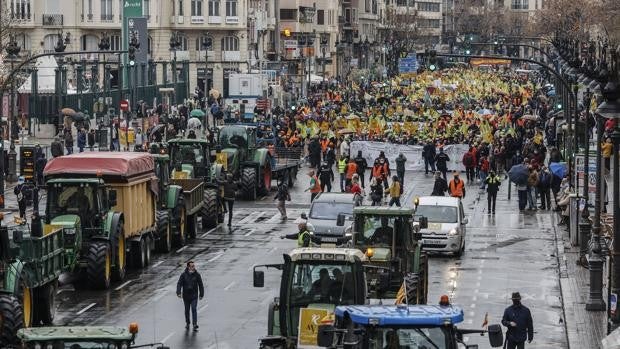 Más de 200 tractores colapsan Valencia para pedir auxilio para el campo