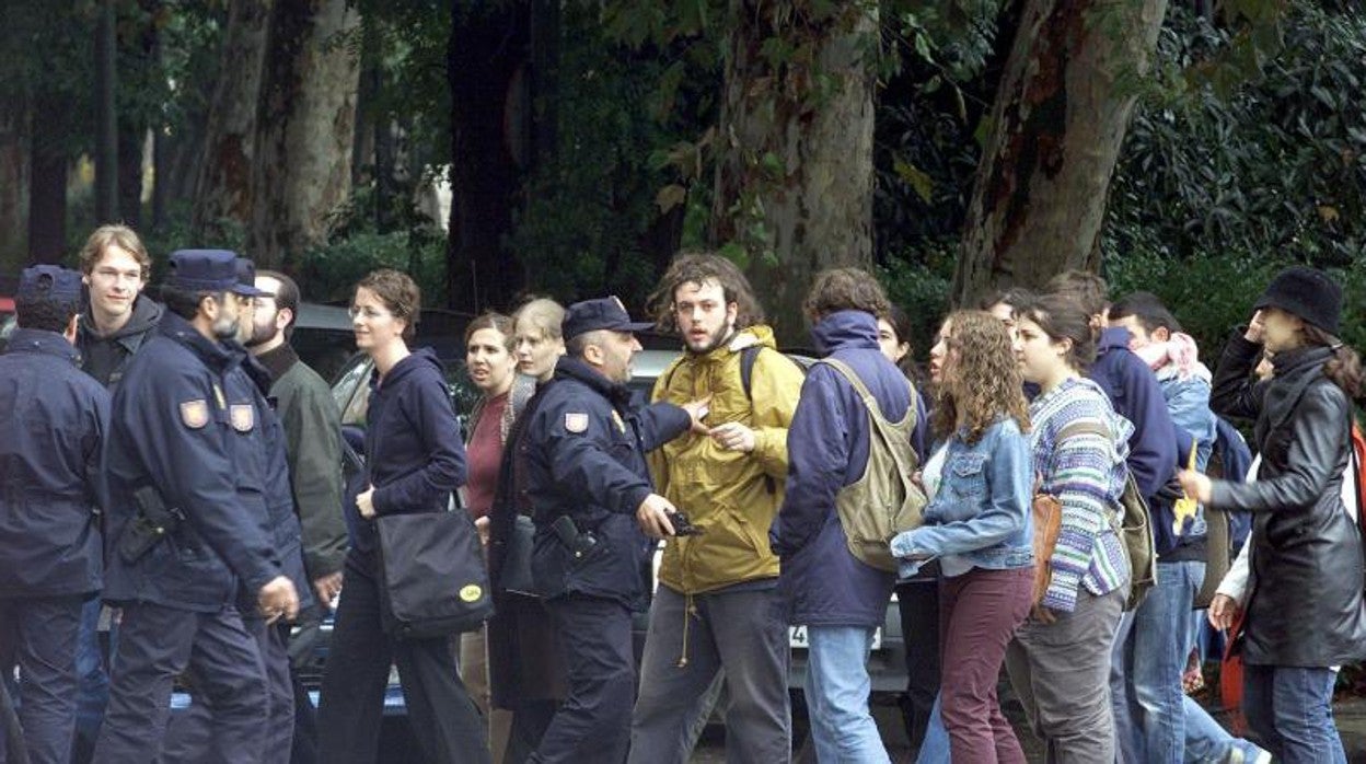 Una imagen de archivo de una manifestación de estudiantes contra la guerra de Afganistán, en 2001