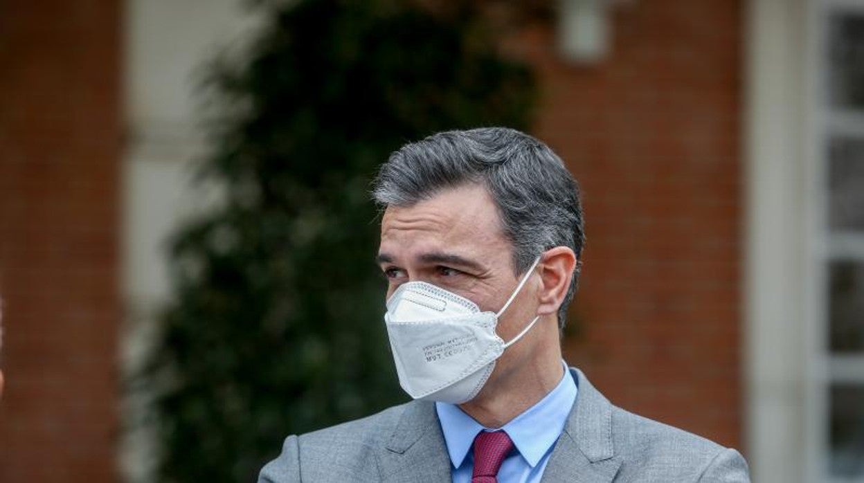 El presidente del Gobierno, Pedro Sánchez, en las escaleras del Palacio de la Moncloa