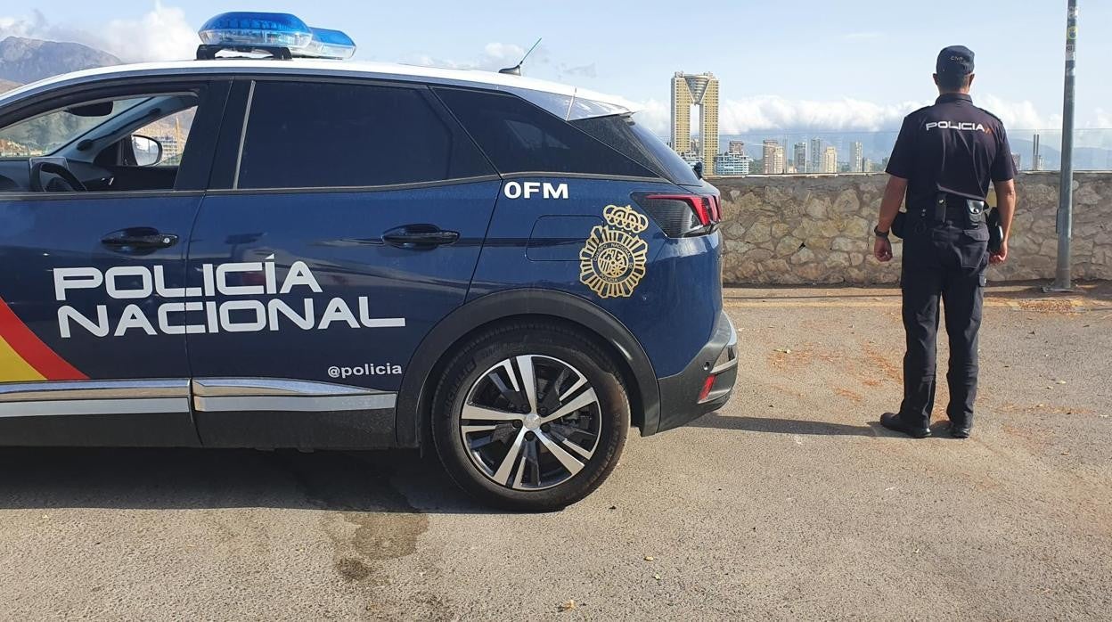 Un agente de la Policía Nacional en Benidorm