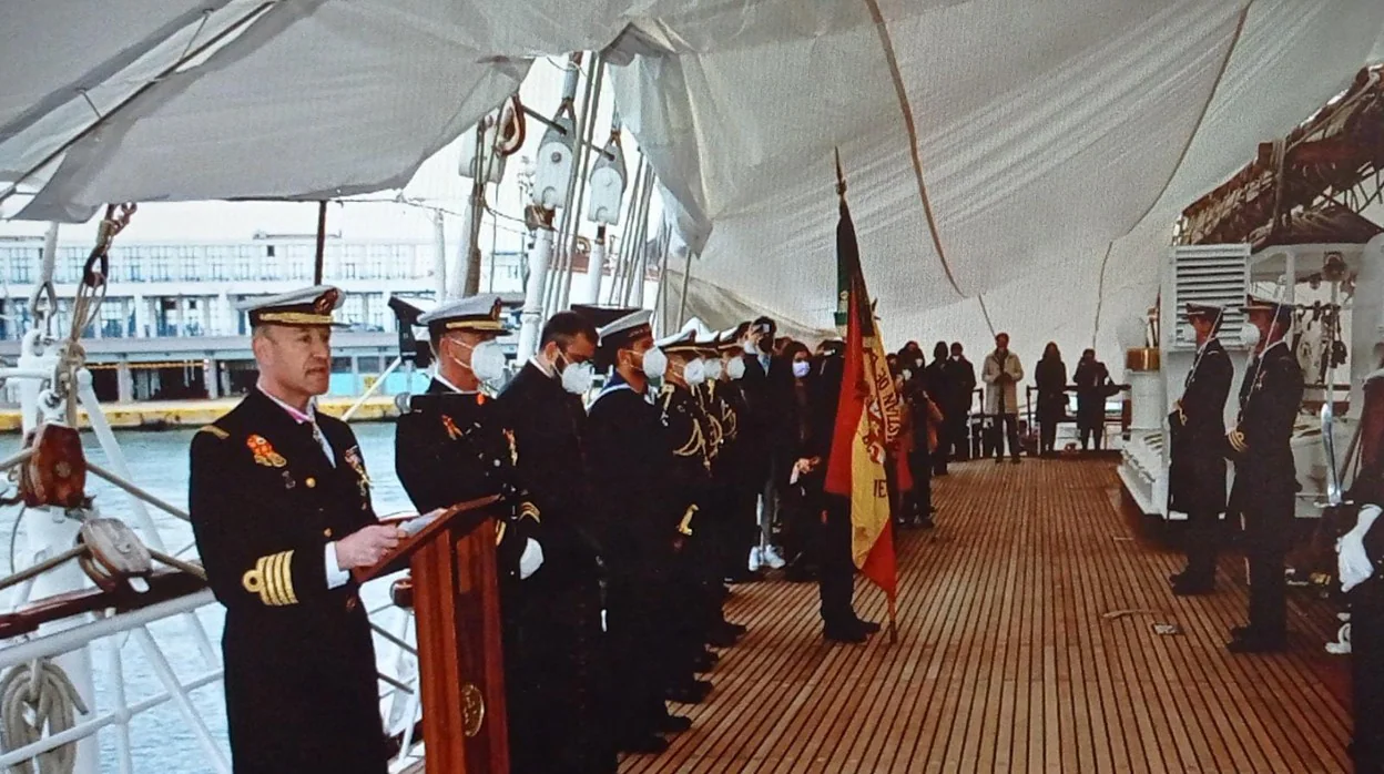 Jura ante la bandera en la cubierta del Buque Escuela Elcano en su primera escala en el puerto de El Pireo