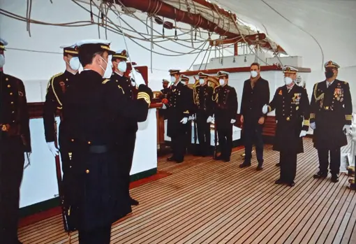 Jura ante la bandera en la cubierta del Buque Escuela Elcano en su primera escala en el puerto de El Pireo