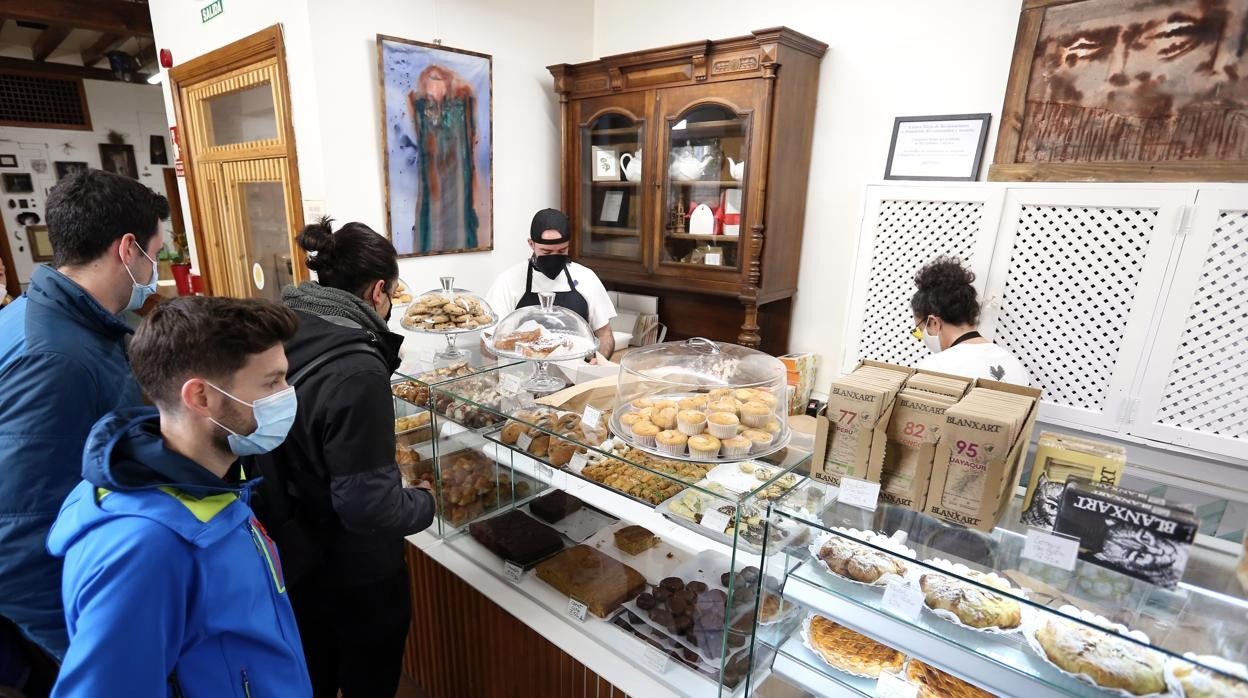 Carmen, junto a uno de sus hijos, atiende a algunos de los clientes de Masa Madre